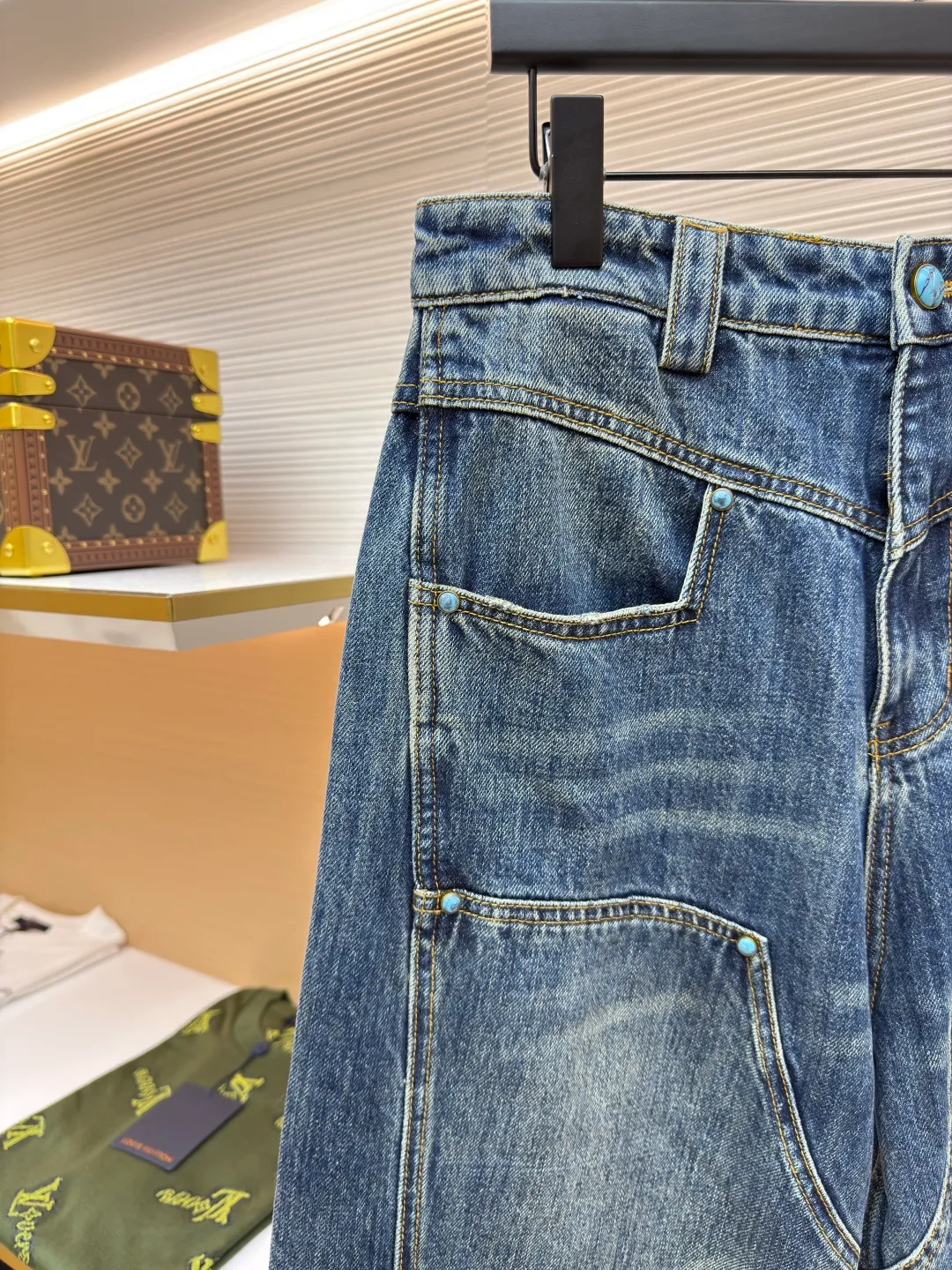 LOUIS VUITTON turquoise frayed work jeans ●Authentic product: Purchased and developed by 15699 ●Item number: 1680527-B35 ●Material: denim fabric ●Technology: frayed production ●Version: Loose fit ●Weight: about 985 grams ●Size: 30-32-34-36 ●Description: Using 7*7 weave 12.5 ounce denim cotton. The weight of the fabric after washing is approximately 420 grams. Wash the garments in batches of 20 pieces to make the color of the garments more even. The garment is frayed and the yeast wash adds to the feel. The access control buttons are made of turquoise material and are made from original molds. Each button features a laser engraved logo. The back leather label uses first-layer cowhide to embosse the icon, and the access zipper uses electroplated distressed I-heads. Made from Japanese washed denim, these jeans feature eye-catching topstitching in a chic wide-leg workwear style, LV logo embroidery on the back pocket, and the brand's exquisite craftsmanship on the ticket pocket and turquoise buttons at the waist. The overall wiring is straight and delicate, the fabric is comfortable and soft, and the color is consistent without color difference. It can be matched with the same style to create a fashionable look and control various occasions. Customized accessories, complete with three standards, same style for men and women!